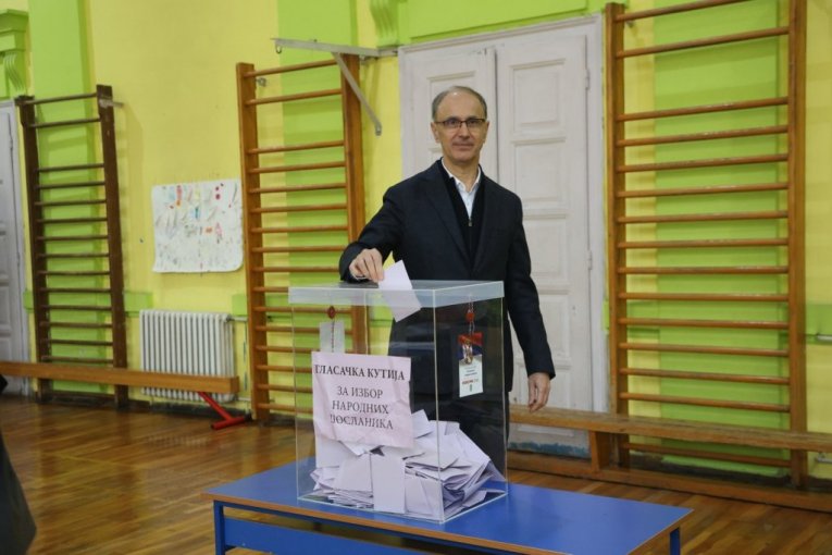 Macut glasao sa suprugom i ćerkom