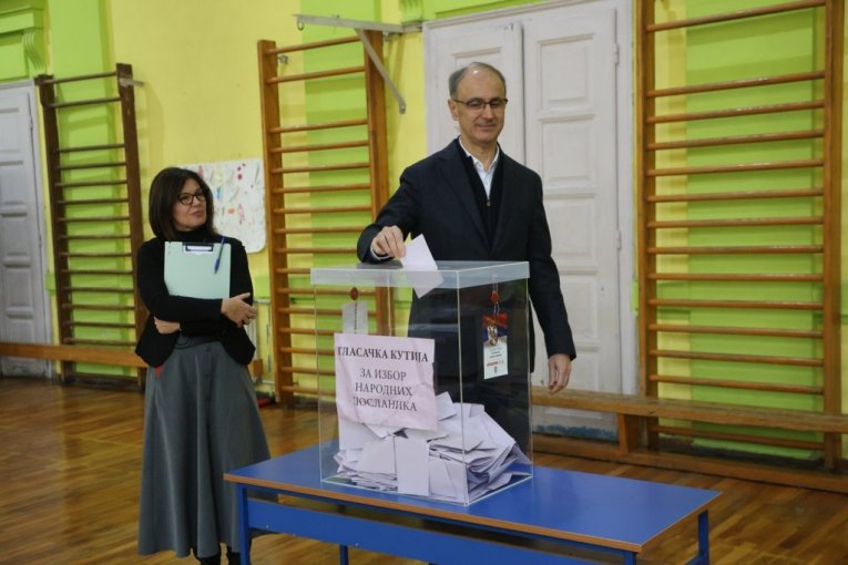 Macut glasao sa suprugom i ćerkom