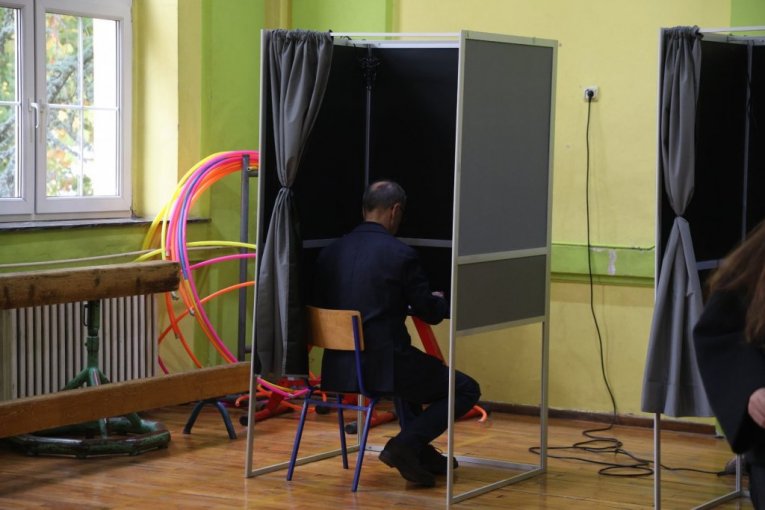 Macut glasao sa suprugom i ćerkom