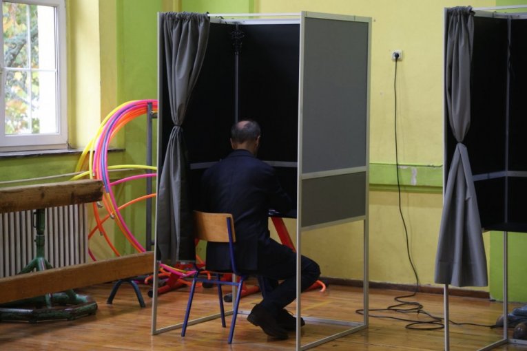 Macut glasao sa suprugom i ćerkom