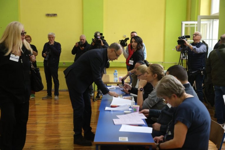 Macut glasao sa suprugom i ćerkom