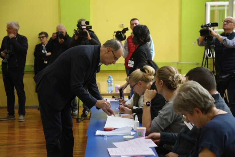 Macut glasao sa suprugom i ćerkom