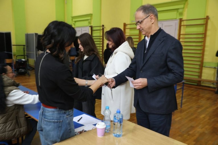 Macut glasao sa suprugom i ćerkom
