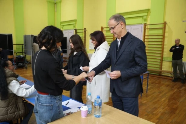 Đuro Macut glasao sa suprugom i ćerkom: Na Voždovcu obavili građansku dužnost!