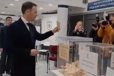Siniša Mali glasao na Zvezdari! (FOTO)