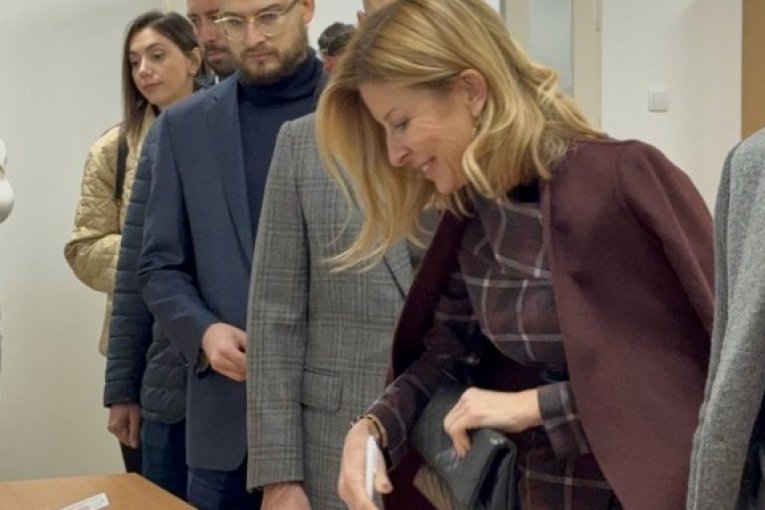 Vućević glasao sa suprugom i sinovima