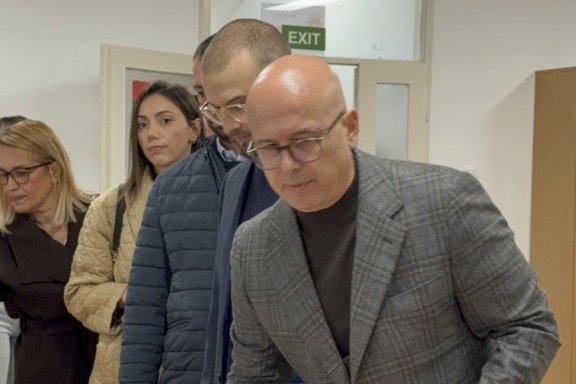 Vućević glasao sa suprugom i sinovima