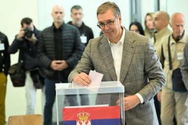 Aleksandar Vučić obavio građansku dužnost: Sa suprugom glasao nakon strpljivog čekanja u redu (VIDEO)