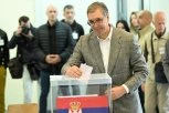 Aleksandar Vučić obavio građansku dužnost: Sa suprugom glasao nakon strpljivog čekanja u redu (VIDEO)