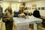 Ivica Dačić sa porodicom glasao na biračkom mestu na Dedinju (FOTO, VIDEO)