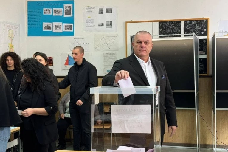 Dalibor Marković Palma glasao u rodnom Končarevu sa porodicom (FOTO)