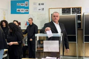Dalibor Marković Palma glasao u rodnom Končarevu sa porodicom (FOTO)