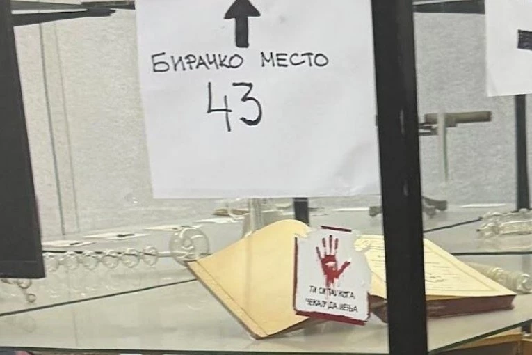 SKANDALOZNO KRŠENJE IZBORNE TIŠINE! Na Matematičkom fakultetu ispod broja biračkog mesta osvanula CRVENA ŠAKA i poruka: "Ti si taj koga čekaju"!