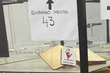 SKANDALOZNO KRŠENJE IZBORNE TIŠINE! Na Matematičkom fakultetu ispod broja biračkog mesta osvanula CRVENA ŠAKA i poruka: Ti si taj koga čekaju!