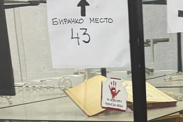 SKANDALOZNO KRŠENJE IZBORNE TIŠINE! Na Matematičkom fakultetu ispod broja biračkog mesta osvanula CRVENA ŠAKA i poruka: "Ti si taj koga čekaju"!