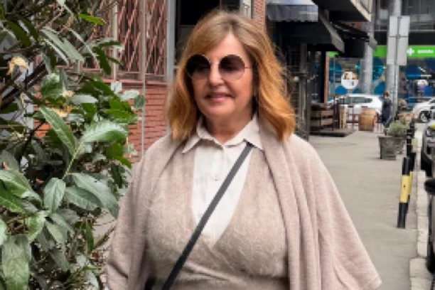 ANA BEKUTA SE POJAVILA NA BIRAČKOM MESTU I ZAPALILA VRAČAR! Pevačica obavila dužnost u OVOM IZDANJU, svi gledali samo u JEDAN DETALJ!