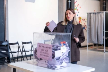 Adrijana Mesarović glasala u Novom Sadu (FOTO)