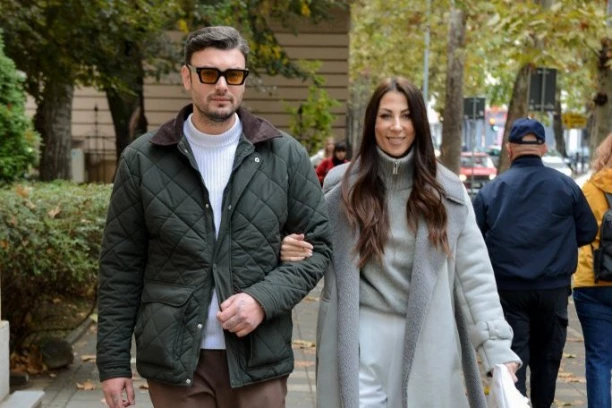 ČISTA ELEGANCIJA NA GLASANJU! Nadežda i Toma se pojavili u Gimnaziji i pobrali sve simpatije stajlingom! (FOTO)