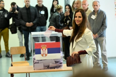 TAMARA VUČIĆ u belom od glave do pete, a zbog ovog detalja svi gledaju u nju (GALERIJA)