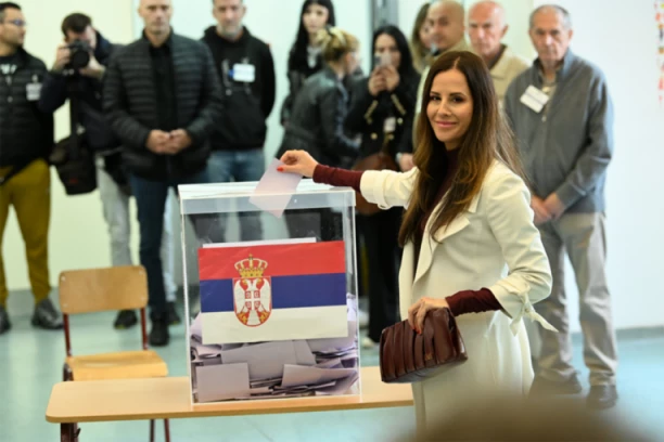 TAMARA VUČIĆ u belom od glave do pete, a zbog ovog detalja svi gledaju u nju (GALERIJA)