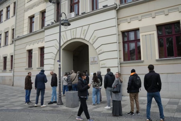 INCIDENT NA BIRAČKOM MESTU U ČAČKU! Jedan od kontrolora bahato zgužvao glasaču listić - reagovala policija!