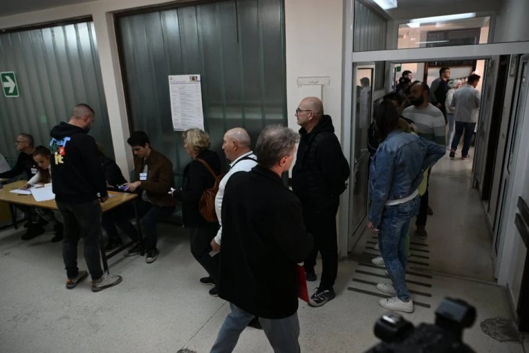 OZBILJAN INCIDENT U CREPAJI! Ratno veteran tvrdi: "Ja sam hteo jedan broj, povukla mi je ruku i zaokružila drugi"! (VIDEO)