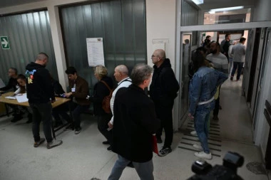 OZBILJAN INCIDENT U CREPAJI! Ratno veteran tvrdi: "Ja sam hteo jedan broj, povukla mi je ruku i zaokružila drugi"! (VIDEO)
