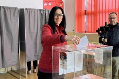 JELENA ŽARIĆ KOVAČEVIĆ GLASALA! Ministarka u tehničkom mandatu ispunila svoju građansku dužnost u Nišu! (FOTO)