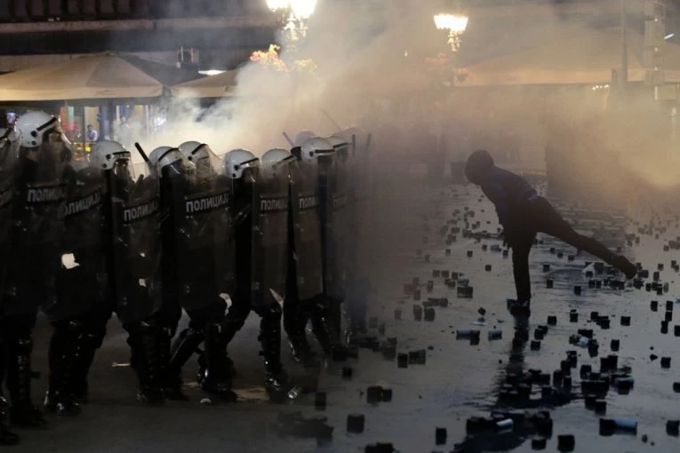 DRAMA  ISPRED PROSTORIJA SNS U LAZAREVCU!  Policajci napadnuti kamenicama i pirotehnikom!