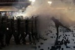 DRAMA  ISPRED PROSTORIJA SNS U LAZAREVCU!  Policajci napadnuti kamenicama i pirotehnikom!