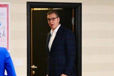 VUČIĆ STIGAO U PROSTORIJE SNS! Pratite uživo atmosferu iz štabova na Republika.rs!