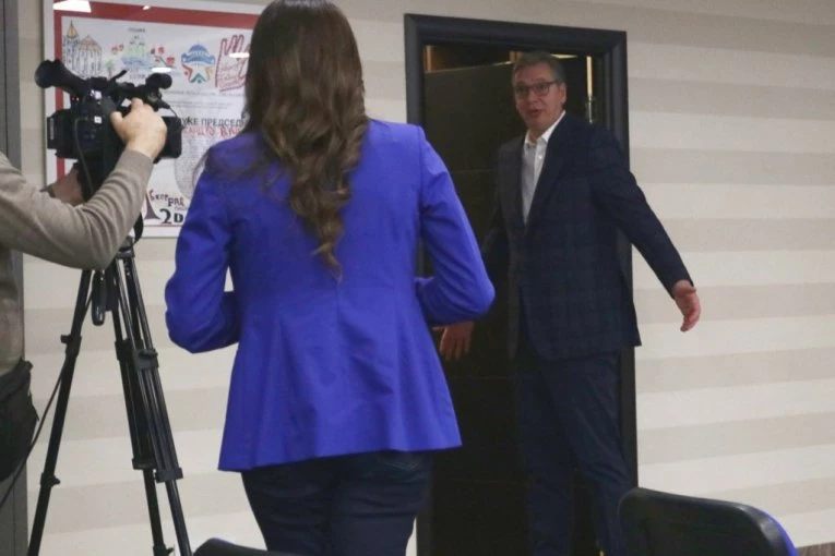 VUČIĆ STIGAO U PROSTORIJE SNS! Pratite uživo atmosferu iz štabova na Republika.rs!