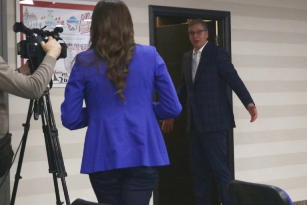 VUČIĆ STIGAO U PROSTORIJE SNS! Pratite uživo atmosferu iz štabova na Republika.rs!