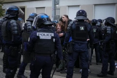 HAOS U EVROPI SE NASTAVIO! Demonstranti upali u Koloseum u Italiji, novinar gumenim metkom pogođen u oko u Albaniji, jezive slike i na ulicama Lisabona...! (FOTO, VIDEO)