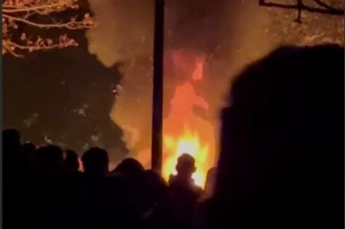 Pristalice Studentske liste gađali policijska vozila: Rušili i lomili u Pionirskom parku