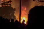 Pristalice Studentske liste gađali policijska vozila: Rušili i lomili u Pionirskom parku