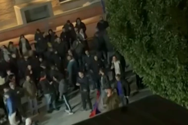 PRIPADNICI ZBOROVA IZVUKLI VUČIĆEVIĆA I NOVINARE IZ INFORMERA!