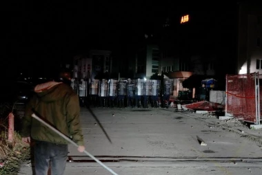 "PODRŽAVAM STUDENTE, ALI NE OVO - BESPOTREBNO I PRETERIVANJE!" Građani osuđuju napad na TV Informer! (FOTO)
