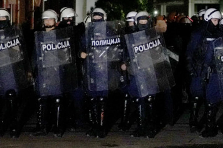 Kordon policije štiti zgradu TV Pink: Zborovi se okupljaju ispred ove medijske kuće i pevaju: "Izađi mala"!