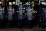 Kordon policije štiti zgradu TV Pink: Zborovi se okupljaju ispred ove medijske kuće i pevaju: "Izađi mala"!