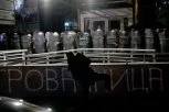 Kordon policije štiti zgradu TV Pink: Zborovi se okupljaju ispred ove medijske kuće i pevaju: "Izađi mala"! (FOTO)