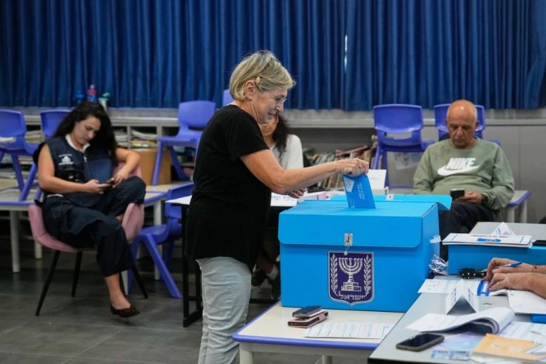NAPETO NA IZBORIMA U IZRAELU! Opozicioni kandidat NAPADNUT NOŽEM, izlaznost najveća u poslednjih 40 godina!