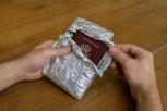 Zašto putnici umotavaju pasoše u aluminijumsku foliju: Da li ovaj trik zaista štiti podatke?