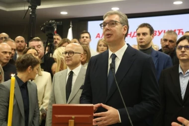 Vučić na slavi SNS: Progoniće nas zato što nikada neće uraditi ono što smo mi uradili