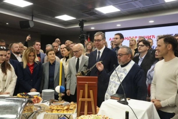 Vučić na slavi SNS: Progoniće nas zato što nikada neće uraditi ono što smo mi uradili
