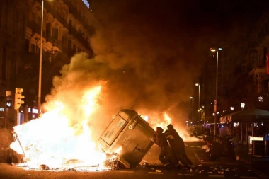 BESNE NEREDI U ŠPANSKOM GRADU! Goreli automobili i kontejneri, uhapšeno 19 osoba! (FOTO, VIDEO)
