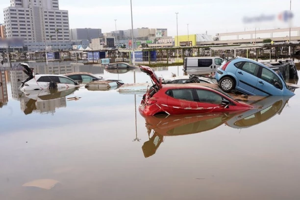 HAOS U ISTANBULU ZBOG NEVREMENA! Ulice liče na JEZERA, automobili ZAROBLJENI u bujici - VODA NOSI SVE PRED SOBOM! (VIDEO)