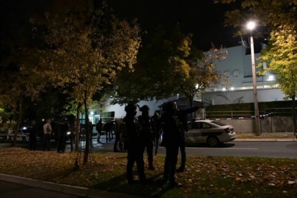 STRANAC (24) UBIJEN ISPRED AMBASADE IZRAELA! Napadač imao nož, žandarm ga likvidirao u samoodbrani!