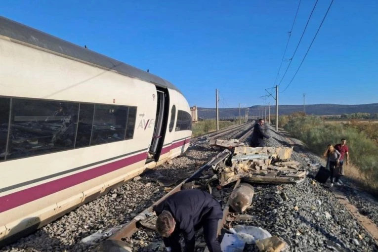 SVE VIŠE ŽRTAVA JEZIVE ŽELEZNIČKE NESREĆE U ŠPANIJI! Najmanje 46 STRADALIH, strahuje se od NOVOG BILANSA! (FOTO, VIDEO)