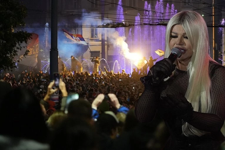 DARA BUBAMARA SE U SUZAMA OBRATILA STUDENTIMA: Otkriveno šta se krije iza pesme "Polje jagoda", ovo je ključna poruka!
